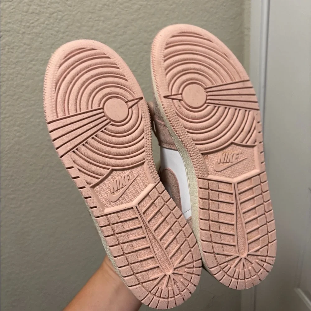 Nike Kids Sneakers in White & Dusty Pink Suede